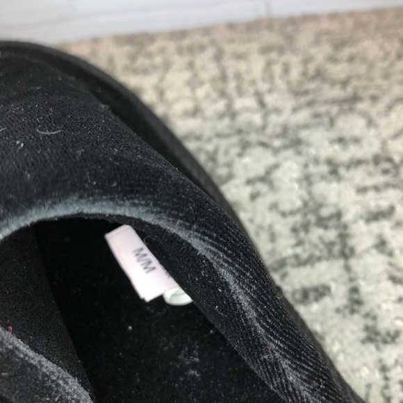 Victoria’s Secret Black Pom Pom Pretty Slippers Size Medium - Picture 7 of 8